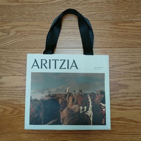 Free with Purchase | ARITZIA watermelon print small paper bag - Picture 5 of 6
